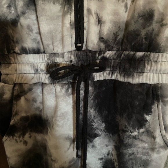 No Boundaries Black and White Hooded Onesie Xs (1) - Picture 4 of 6